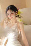 把手放正在胸上M